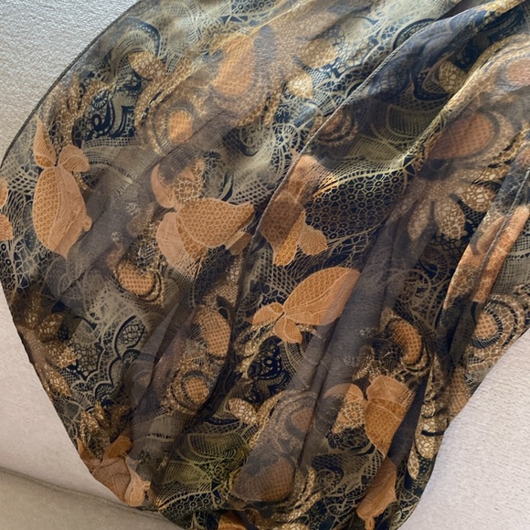 Nine silk scarves. Some never worn and some lightly loved. - Picture 5 of 16